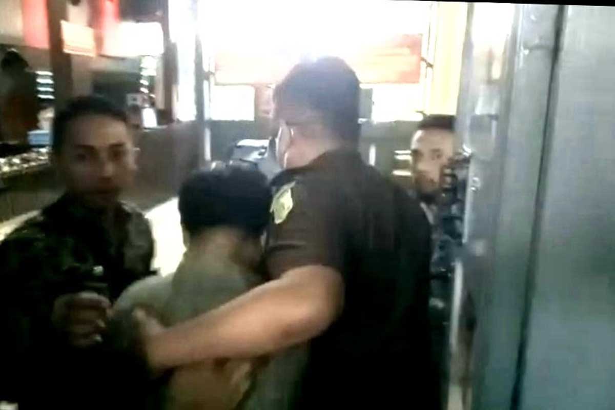 Terdakwa JE sesaat setelah tiba di LP Lowokwaru. (ist) - Penetapan Penahanan Terbit, JE Dijebloskan ke Lapas Lowokwaru Malang