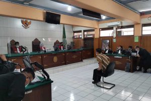 Terdakwa kasus dugaan kekerasan seksual, JEP, saat mengikuti jalannya persidangan. (ist) - Dua Minggu Lagi, Bos SMA SPI Kota Batu Jalani Sidang Tuntutan JPU