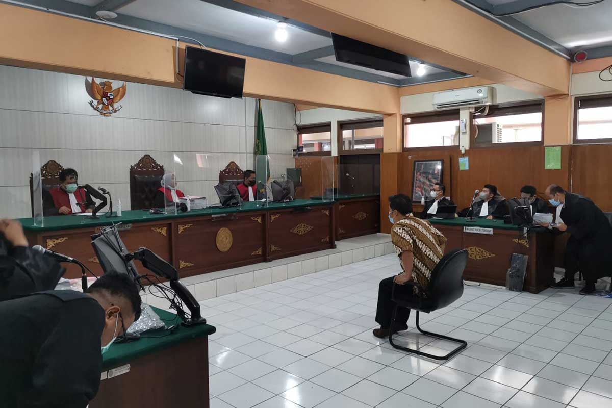 Terdakwa kasus dugaan kekerasan seksual, JEP, saat mengikuti jalannya persidangan. (ist) - Dua Minggu Lagi, Bos SMA SPI Kota Batu Jalani Sidang Tuntutan JPU
