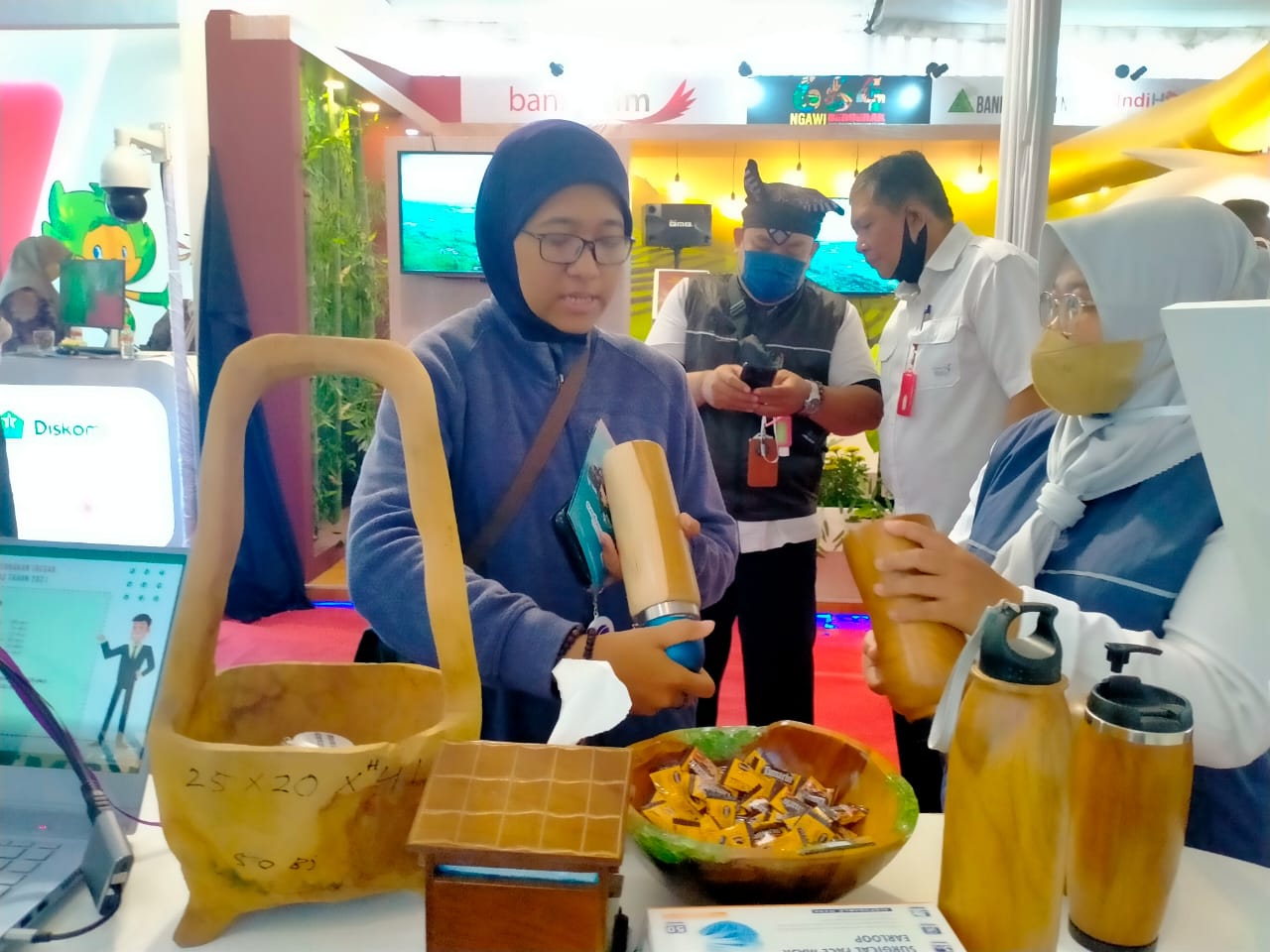tumbler kayu jati menjadi primadona pengunjung dalam acara jkf tahun 2022