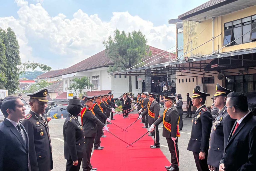 Upacara Pelepasan Purna Bakti Anggota Polresta Malang Kota, periofe 1 Juni- 1 Juli 2022. (bim) - HUT ke-76 Bhayangkara, Polresta Malang Kota Apresiasi Dukungan 'Presisi' Semua Pihak