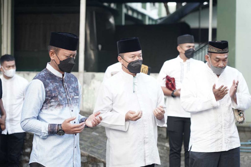 HEWAN KURBAN: Usai melaksanakan shalat Idul Adha, Pangdam V/Brawijaya bersama pejabat utama Kodam V menyerahkan tiga ekor sapi dan delapan ekor kambing untuk dilakukan penyembelihan hewan kurban - Pangdam V/Brawijaya Gelar Shalat Idul Adha dan Penyembelihan Hewan Kurban di Makodam V/Brawijaya