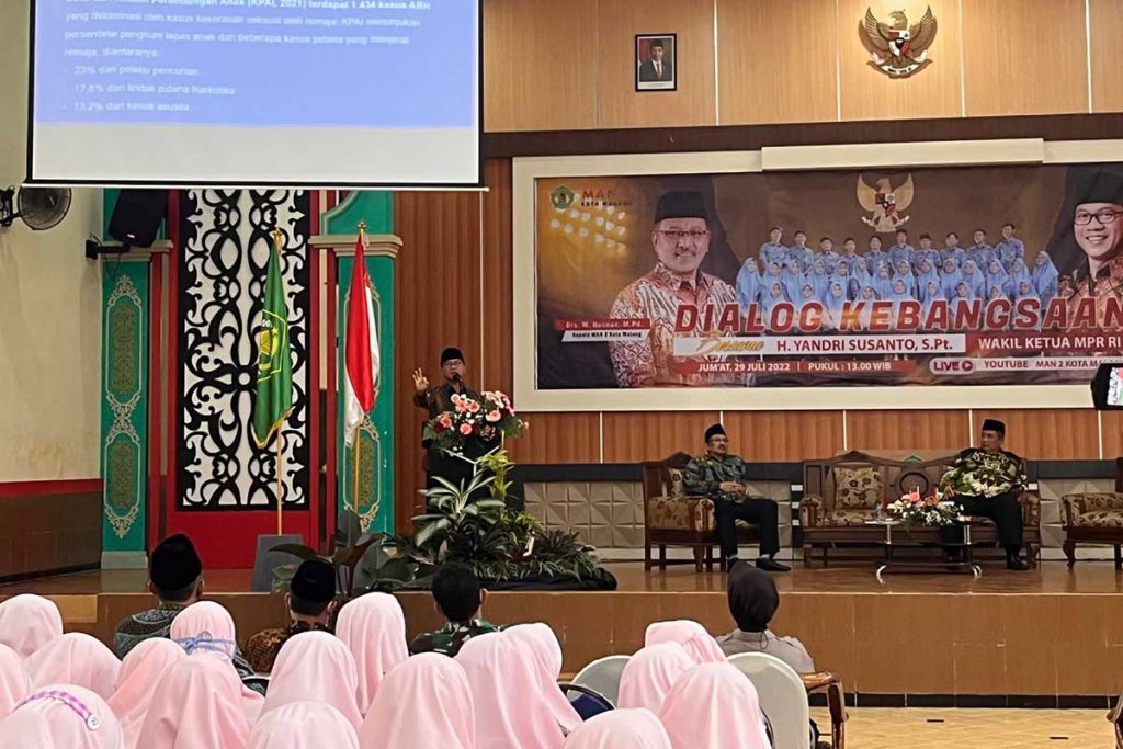 Wakil Ketua MPR RI, Yandri Susanto, saat berfoto bersama dengan siswa-siswi MAN 2 Kota Malang. (bim) - Wakil Ketua MPR RI Dialog Kebangsaan di MAN 2 Malang