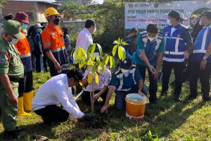 Wakil Wali Kota Malang, Sofyan Edi Jarwoko, bersama-sama melakukan penanaman pohon di area Exit Tol Madyopuro. (bim) - Sedekah Oksigen, Siswa Ajaran Baru Sumbang Satu Pohon