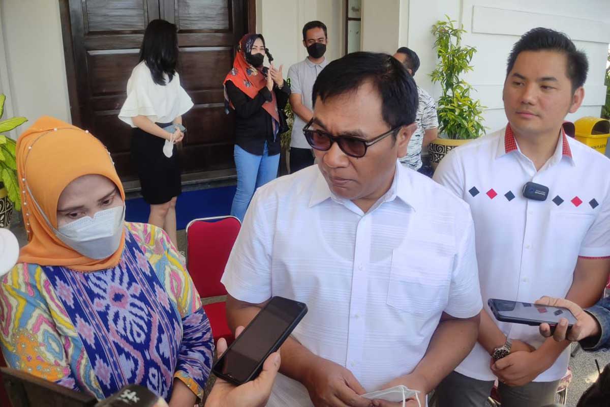 Wakil Wali Kota Malang, Sofyan Edi Jarwoko, didampingi Plt Kepala Dispangtan Kota Malang, saat menjawab pertanyaan awak media. (ist) - Pemkot Malang Terus Upayakan Penanganan PMK Selama Hari Raya Kurban