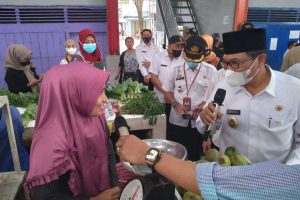Wakil Wali Kota Malang, Sofyan Edi Jarwoko saat berinteraksi dengan salah satu pedagang di Pasar Kasin. (ist) - Hasil Sidak Bung Edi ke Pasar, Sejumlah Harga Komoditas Jelang Idul Adha Naik