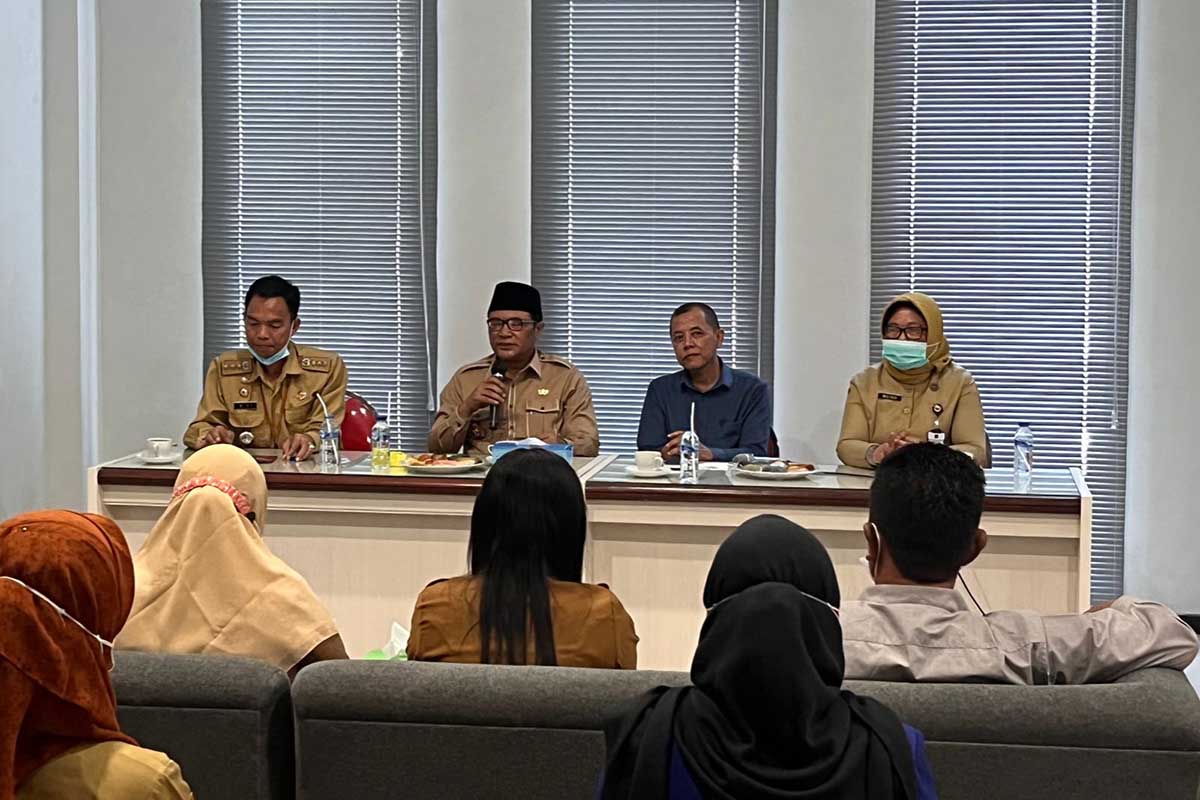 Wakil Wali Kota Malang, Sofyan Edi Jarwoko, saat mengunjungi salah satu koperasi di Kota Malang. (bim) - Diskoperindag Kota Malang Bina Koperasi Tidak Aktif