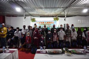 Wali Kota Batu bersama pengurus Paguyuban pasar laron penerima santunan. (ist) - Paguyuban PKL Pasar Laron Batu Santuni Yatim