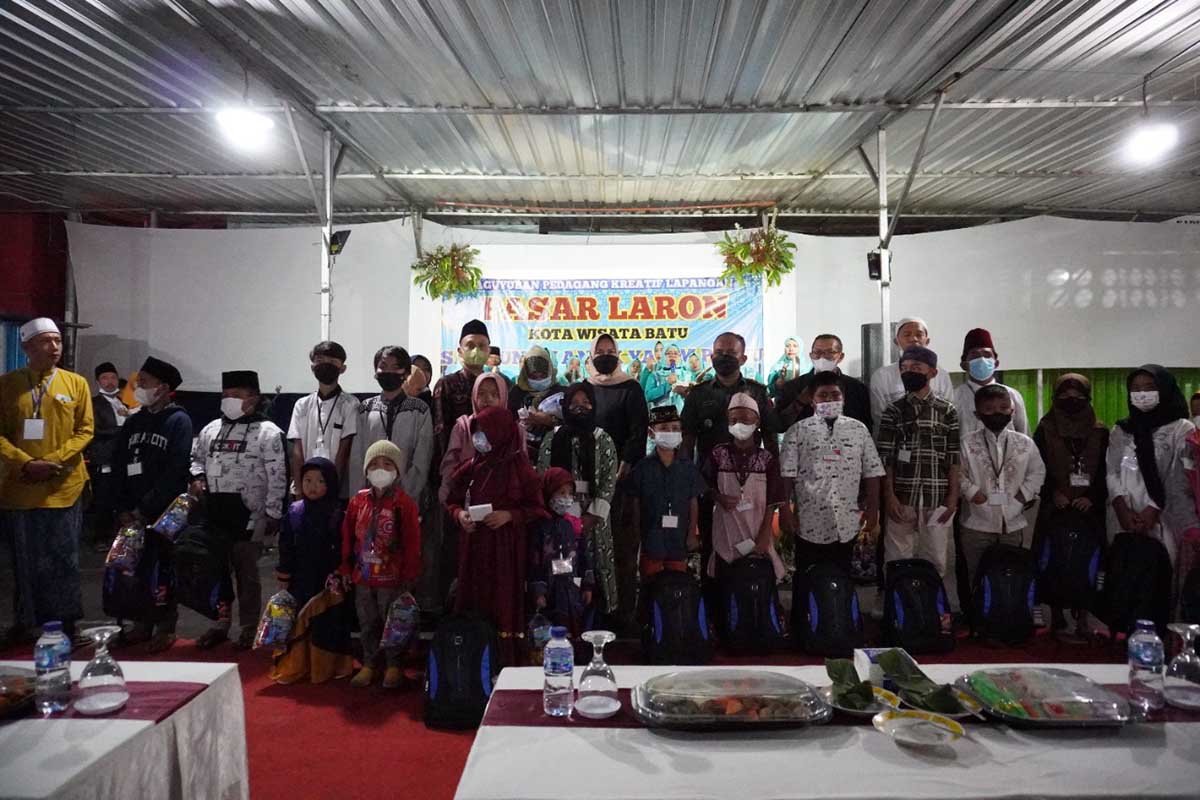 Wali Kota Batu bersama pengurus Paguyuban pasar laron penerima santunan. (ist) - Paguyuban PKL Pasar Laron Batu Santuni Yatim