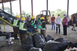 Wali Kota Batu saat melihat proses kerja mesin pyrolisis di TPA Tlekung. (ist) - Mesin Pyrolisis TPA Tlekung Solusi Sampah Kota Batu
