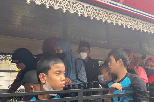 Wali Kota Malang, Sutiaji, bersama Ketua TP PKK mengajak anak disabilitas naik Macito. (bim) - Peringati HAN, Wali Kota Malang Ajak Anak Disabilitas Keliling Kota Naik Macito