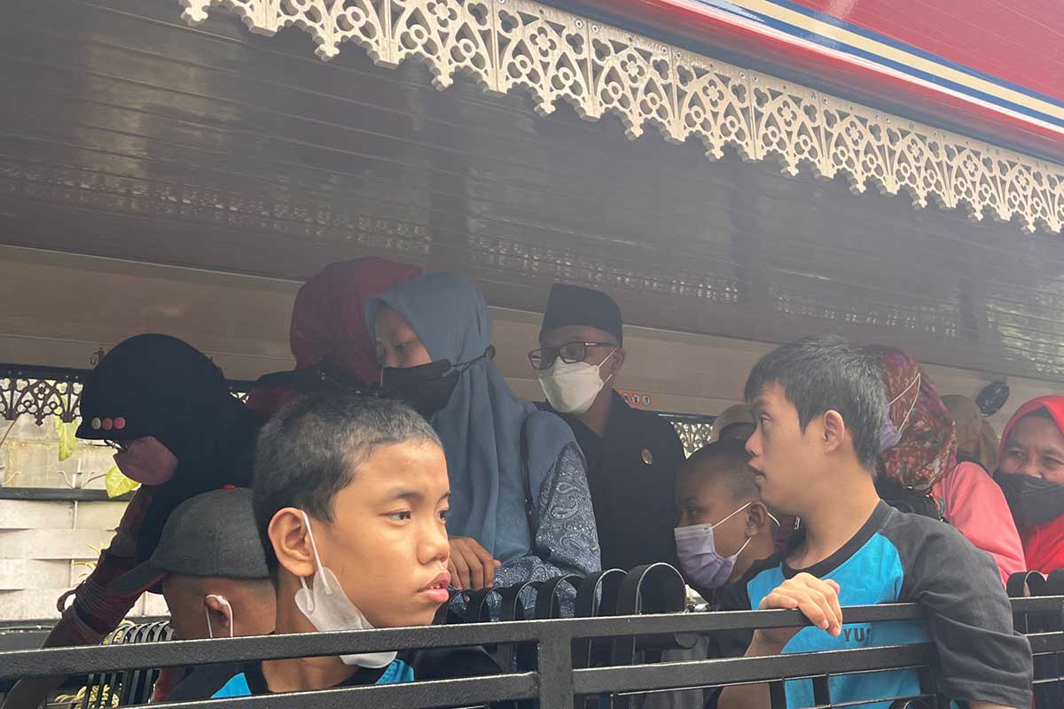 Wali Kota Malang, Sutiaji, bersama Ketua TP PKK mengajak anak disabilitas naik Macito. (bim) - Peringati HAN, Wali Kota Malang Ajak Anak Disabilitas Keliling Kota Naik Macito