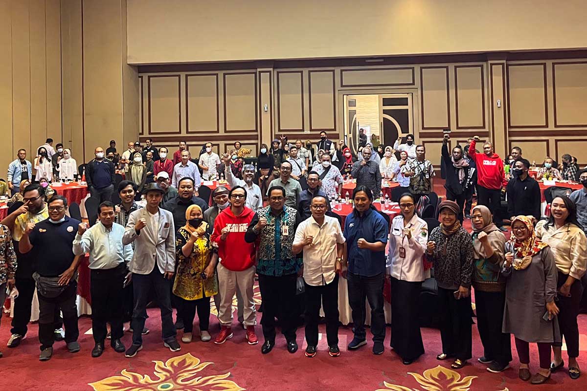 Wali Kota Malang, Sutiaji, dengan Bappeda Kota Malang foto bersama dengan para peserta Rembuk Ekonomi Kreatif. (bim) - Rembuk Ekonomi Kreatif, Sutiaji: Evaluasi dan Perkuat Kolaborasi Roadmap Ekraf SMART