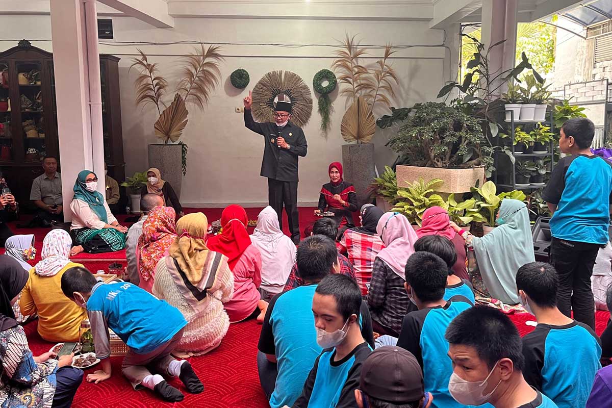 Wali Kota Malang, Sutiaji saat berinteraksi dengan para anak penyandang disabilitas di Kota Malang. (bim) - Wali Kota Malang Komitmen Sediakan Layanan Publik Ramah Disabilitas