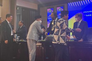 Wali Kota Malang, Sutiaji saat berjabat tangan dan mengucapkan selamat secara langsung kepada Surya Paloh. (bim) - Wali Kota Malang Ucapkan Selamat pada Surya Paloh