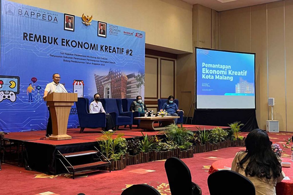 Wali Kota Malang, Sutiaji, saat memberikan pengarahan terkait potensi Ekraf di Kota Malang. (bim) - Rembuk Ekonomi Kreatif, Sutiaji: Evaluasi dan Perkuat Kolaborasi Roadmap Ekraf SMART