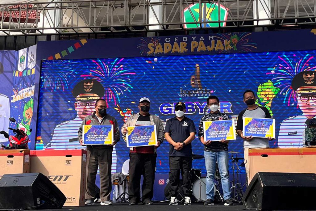 Wali Kota Malang, Sutiaji saat memberikan penghargaan kepada lurah dan camat dengan nilai persentase tertinggi realisasi pajak tahun 2022. (bim) - Gebyar Sadar Pajak Bapenda Kota Malang, Pacu Masyarakat Taat Bayar PBB