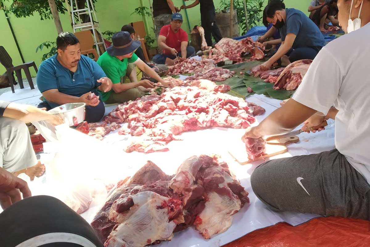 GUYUB: Warga Perum Jasatirta saat proses memisahkan daging dan tulang untuk didistribusikan. (mzm) - PMK Tak Surutkan Warga Perum Jasatirta untuk Kurban di Idul Adha