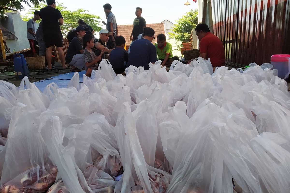 GUYUB: Warga Perum Jasatirta saat proses memisahkan daging dan tulang untuk didistribusikan. (mzm) - PMK Tak Surutkan Warga Perum Jasatirta untuk Kurban di Idul Adha