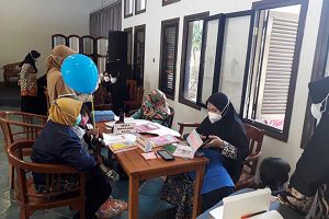 Warga Perumahan Elit Permata Jingga Malang Adakan Gotong Royong Jaga Kesehatan Lewat Posyandu.Warga Perumahan Elit Permata Jingga Malang Adakan Gotong Royong Jaga Kesehatan Lewat Posyandu
