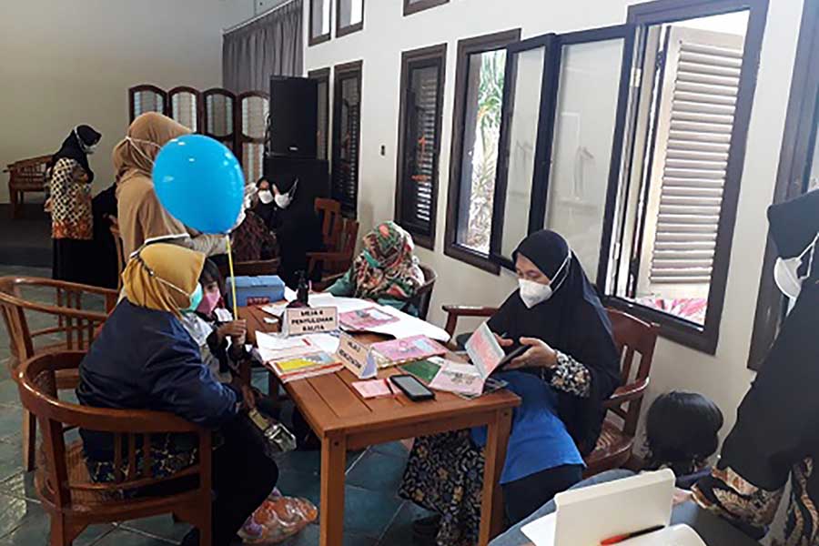 Warga Perumahan Elit Permata Jingga Malang Adakan Gotong Royong Jaga Kesehatan Lewat Posyandu.Warga Perumahan Elit Permata Jingga Malang Adakan Gotong Royong Jaga Kesehatan Lewat Posyandu