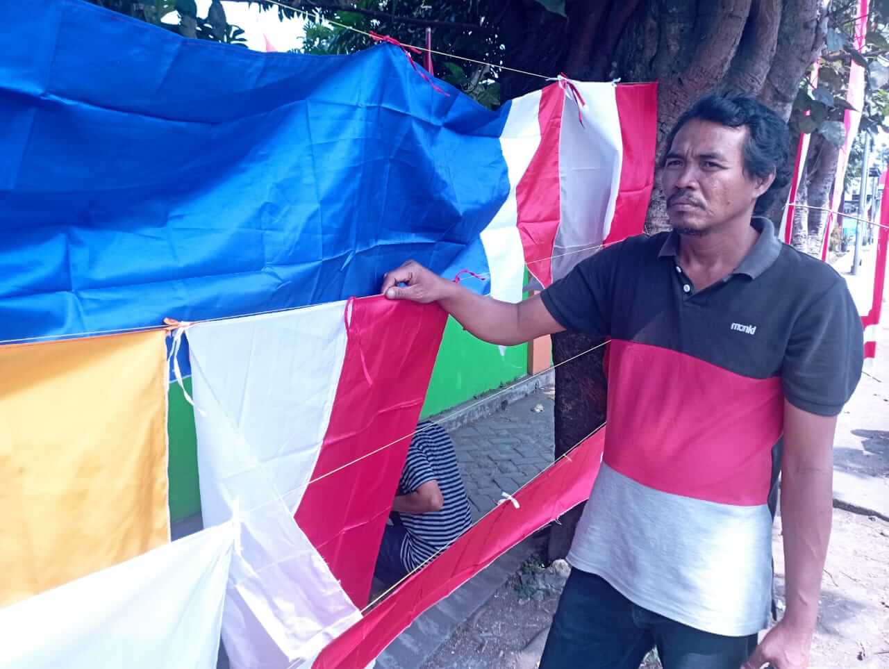 pedagang musiman penjual bendera merah putih