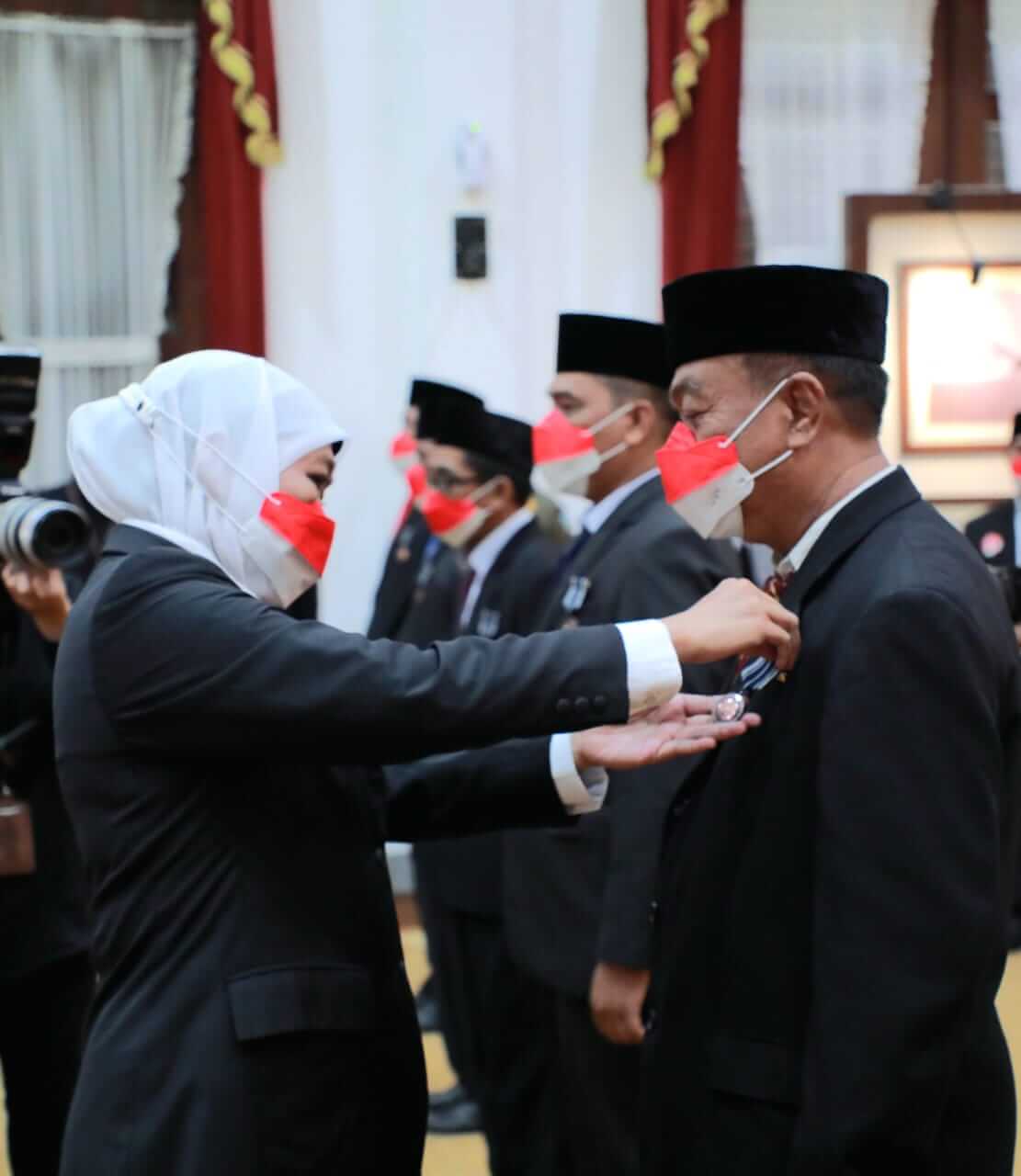 150 asn jatim saat menerima anugerah satyalancana karya satya di gedung negara grahadi