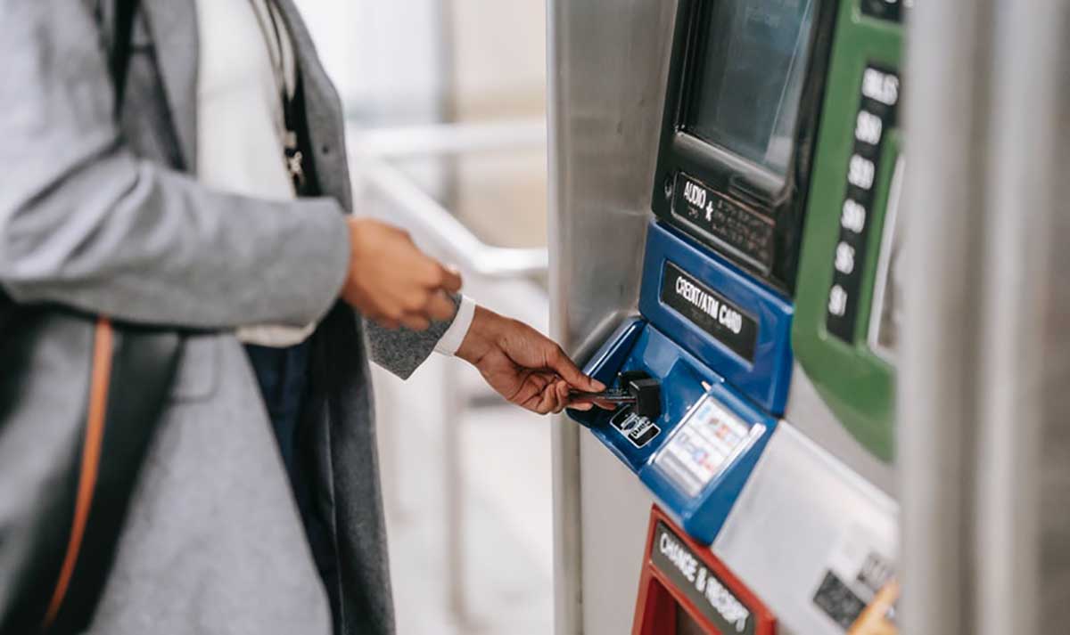 ATM. (ist) - Biaya Transfer Beda Bank Hanya Rp 77 Sampai 18 Agustus