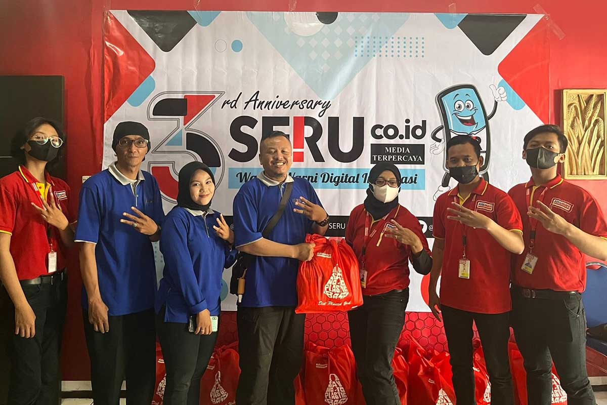 Alfamart dan SERU.co.id serah terima bingkisan sembako, untuk dibagikan. (bim) - Jelang HUT ke-3, SERU.co.id dan Alfamart Berbagi Kebahagiaan Yatim-Piatu Hingga Dhuafa