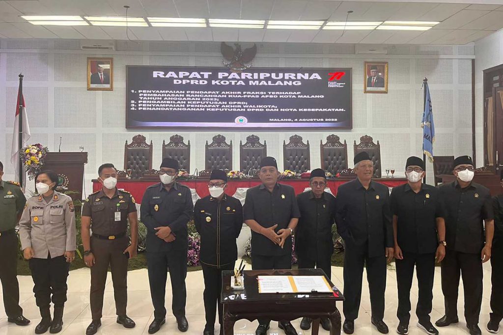 DPRD dan Pemkot Malang Menandatangani Rancangan KUA-PPAS TA 2023 Dengan Catatan 1 Anggota DPRD dan Pemkot Malang usai penandatanganan Rancangan KUA-PPAS TA 2023. (bim) - DPRD dan Pemkot Malang Menandatangani Rancangan KUA-PPAS TA 2023 Dengan Catatan