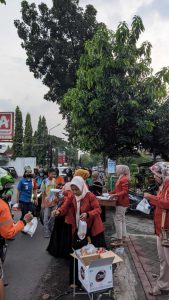 anggota dan pengurus perwanas bagi bagi takjil bulan puasa. fan