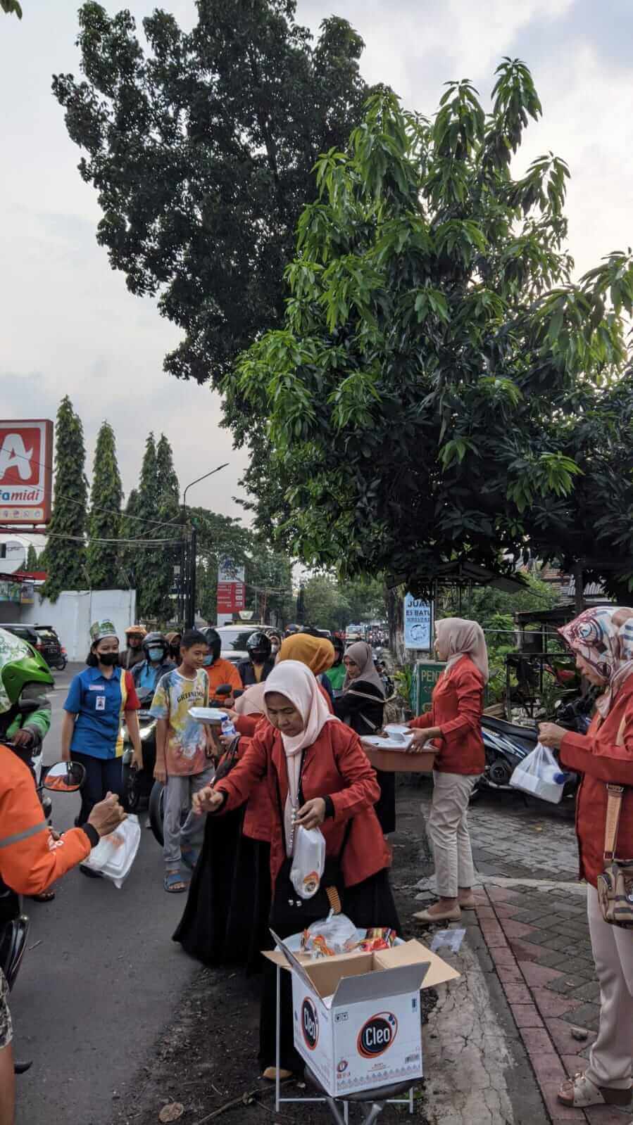 anggota dan pengurus perwanas bagi bagi takjil bulan puasa. fan