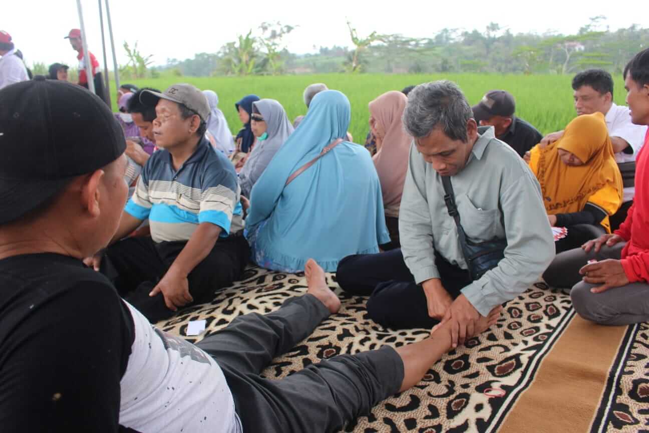 angota pertuni saat memijat masyarakat