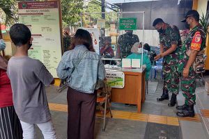 Antrian warga skrining sebelum suntik KB. (ist) - Babinsa Dampingi Puskemas Janti Suntik KB Belasan Warga