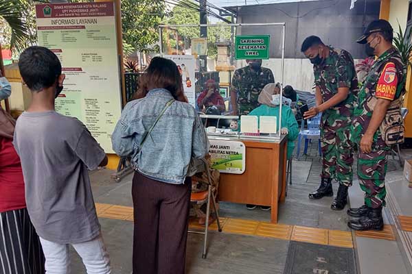 Antrian warga skrining sebelum suntik KB. (ist) - Babinsa Dampingi Puskemas Janti Suntik KB Belasan Warga