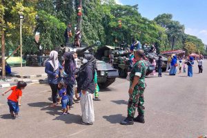 Antusias masyarakat Malang Raya nikmati Pameran Alusista TNI AD di Rampal. (ist) - Antusias Masyarakat Malang Raya Nikmati Pameran Alusista TNI AD di Rampal