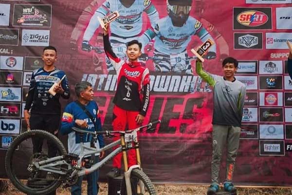 Atlet Downhill Batu, Pandu di Podium pemenang. (ist) - Atlet Downhill Batu, Borong Tiga Medali Emas di Jatim Downhill Series 2022