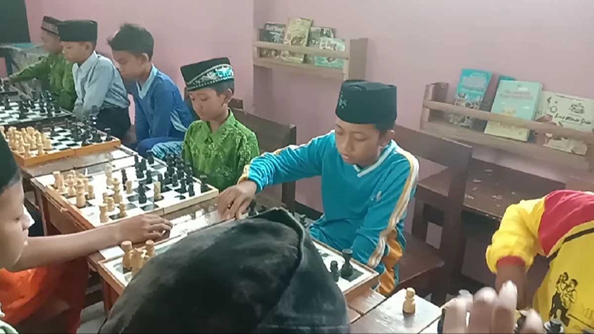 Atlet putra sedang bertanding. (ful) - 49 Peserta Ikuti Turnament Catur yang Digelar KKG Penjaskes Mojoagung
