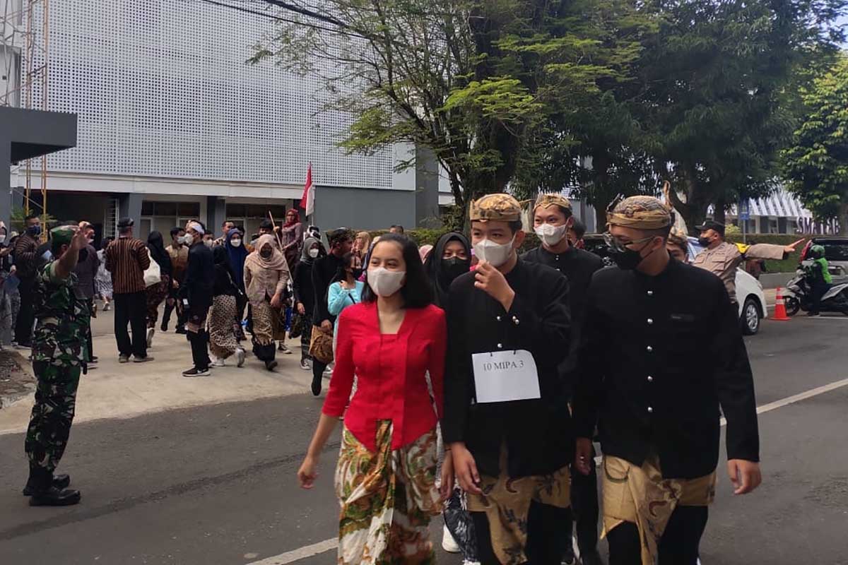 Babinsa 0833/01 Klojen bersama Bhabinkamtibmas turut mendampingi kegiatan jalan sehat. (ist) - Ratusan Siswa SMA Laboratorium UM Ikuti Jalan Sehat HUT ke-77 RI