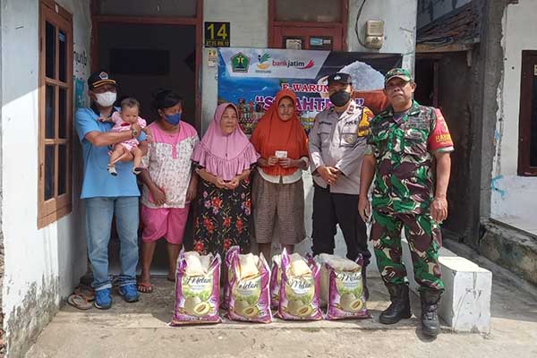 Babinsa Buring dampingi penyaluran BPNT 157 KPM. (ist) - Babinsa Buring Dampingi Penyaluran BPNT 157 KPM