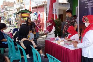 Babinsa Kelurahan Tanjungrejo mendampingi pelaksanaan BIAN. (ist) - 178 Balita Tanjungrejo Ikuti BIAN