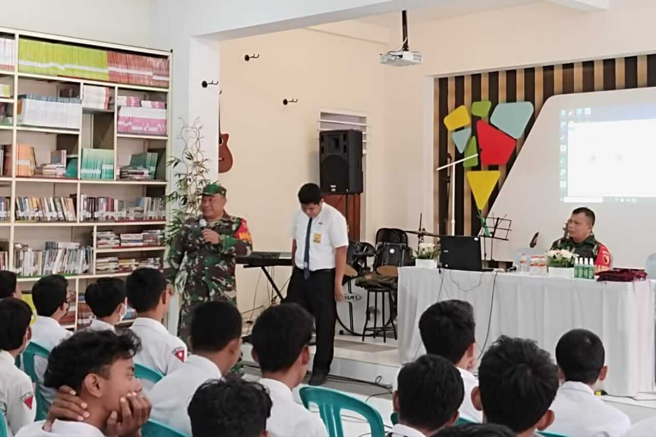 babinsa klojen sampaikan wasbang siswa smk nasional. ist