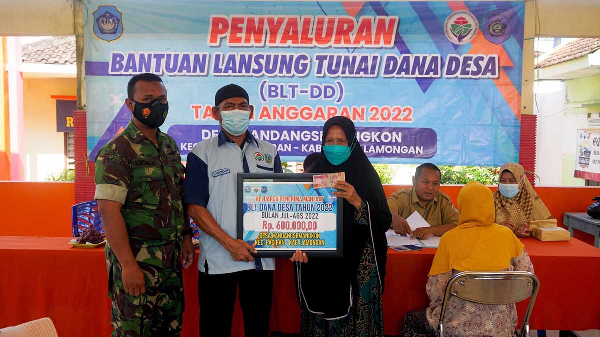 Babinsa Koramil 0812/17 Paciran Dampingi Penyaluran BLT DD di Desa Kandang