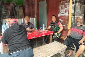 Babinsa Oro-Oro Dowo Komsos bersama warga RT. 03 RW. 03. (ist) - Manunggal TNI-Rakyat, Babinsa Oro-Oro Dowo Komsos Bersama Warga