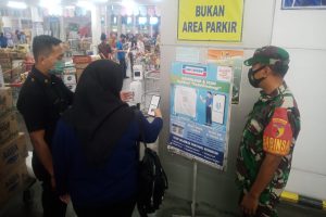 Babinsa Pisangcandi dan manajemen Cyber Mall pantau penerapan prokes pengunjung. (ist) - Babinsa Pisangcandi dan Manajemen Cyber Mall Pantau Penerapan Prokes Pengunjung