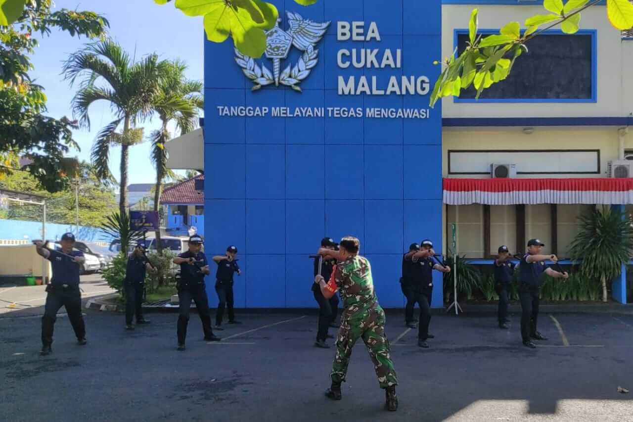 babinsa sumbersari latih pbb dan senam tongkat security kantor bea cukai. ist