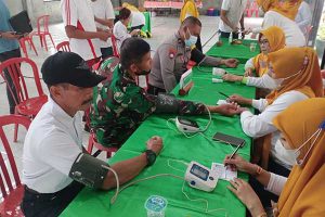 Babinsa Tasikmadu ikut memeriksakan kesehatannya sebagai salah satu bagian Germas. (ist) - Kelurahan Tasikmadu Kampanyekan Gerakan Masyarakat Hidup Sehat