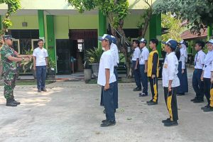 Babinsa Tlogowaru latih PBB siswa SMPN 23 Kota Malang. (ist) - Persiapan HUT RI, Babinsa Latih PBB Siswa SMPN 23