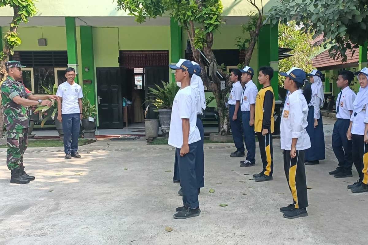 Babinsa Tlogowaru latih PBB siswa SMPN 23 Kota Malang. (ist) - Persiapan HUT RI, Babinsa Latih PBB Siswa SMPN 23