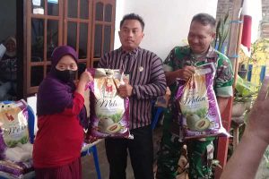 Babinsa Tunjungsekar dampingi penyaluran BPNT 28 KPM. (ist) - Babinsa Tunjungsekar Dampingi Penyaluran BPNT 28 KPM